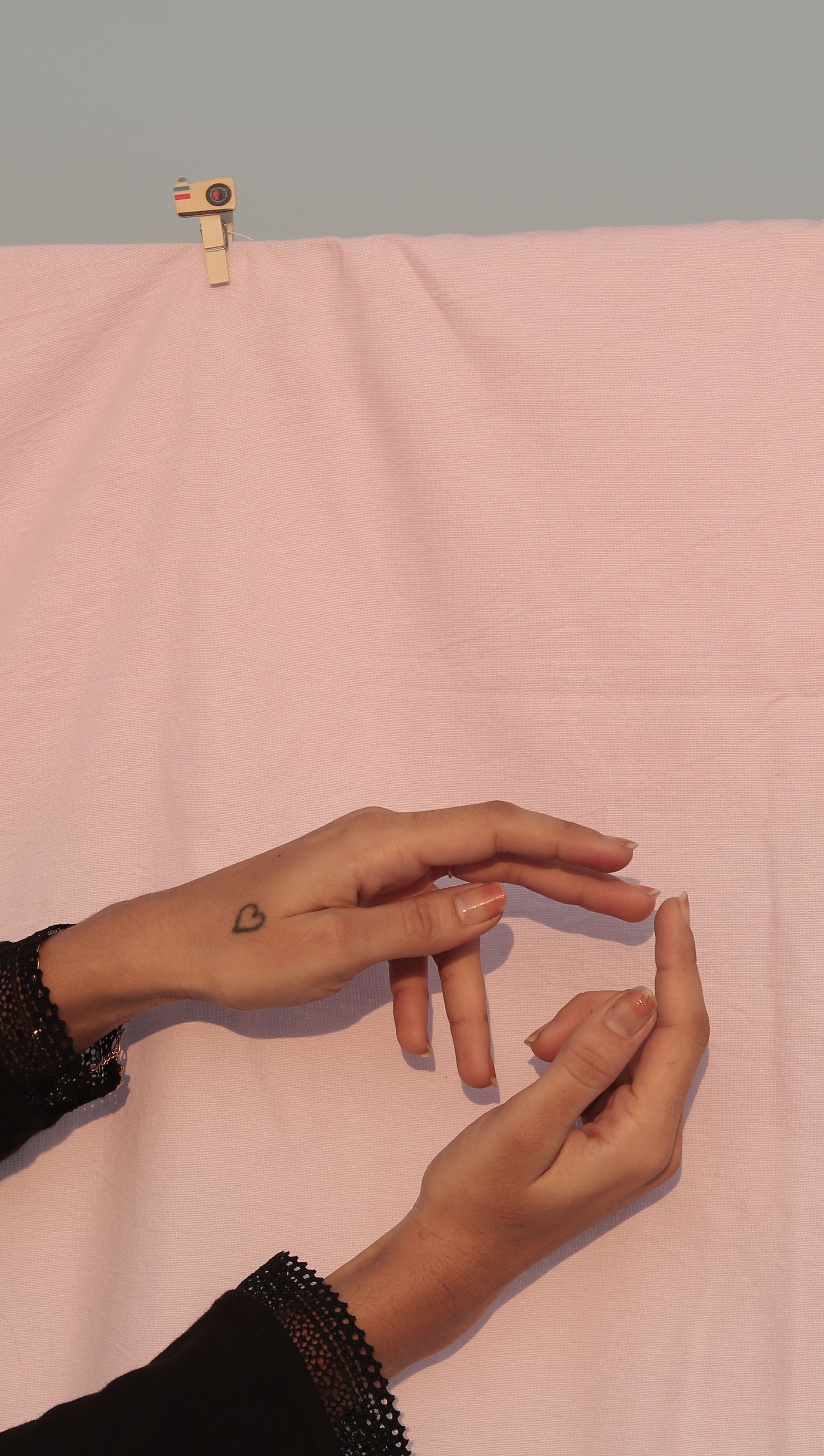 Tatuagem minimalista delicada no braço